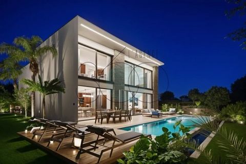 In absolute calm, with panoramic sea views, this new contemporary villa impresses with its luxurious, refined features. With approx. 560 m² of living space, it offers 5 en suite bedrooms and is set in 2,207 m² of flat grounds with a sumptuous swimmin...