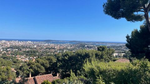 Toulon ouest vue mer, quartier très recherché au calme absolu, une vue imprenable sur la rade de Toulon, idéalement placé pour regarder tous les feux d'artifices, pas de vis à vis. Cette villa de 155 m² se compose d'une cuisine US, d'une salle à mang...