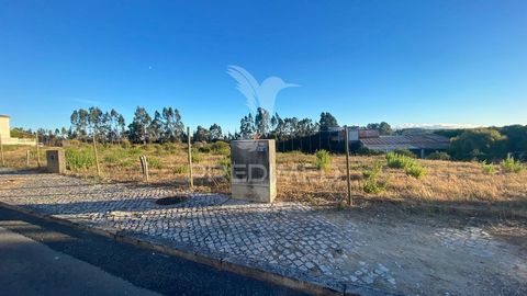 Lote de terreno com 570 m2 para construção de MORADIA !!  Moradia de dois pisos, com área total de 240 m² de construção.  Este terreno destaca-se pela sua excelente exposição solar, proporcionando luminosidade durante todo o dia. Situado numa urbaniz...