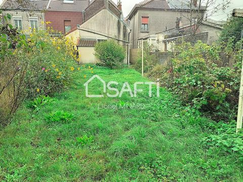 Cette maison est idéalement placée près du centre-ville de Hautmont, offrant un accès facile aux transports en commun, aux commerces et aux écoles. Un jardin, une remise et une cave complètent les aménagements, offrant un espace de rangement suppléme...