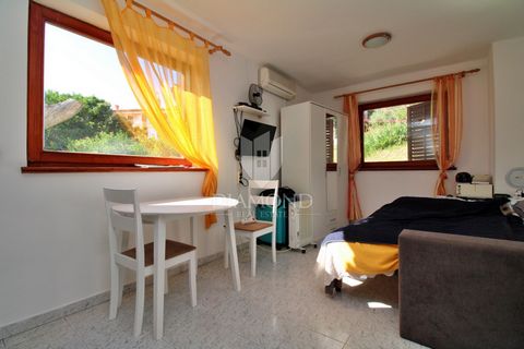 Location: Istarska županija, Labin, Rabac. Apartment for sale in Rabac, a few kilometers from the beaches of Rabac. Ideal for a weekend getaway or a rental investment! The apartment consists of a hallway leading to the kitchen connected to the dining...