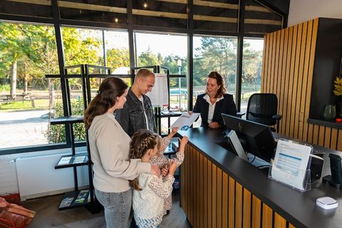 Dit vrijstaande, gelijkvloerse chalet staat op Resort Ruinen, een natuurrijk vakantiepark. Het ligt vlakbij drie nationale parken in Drenthe, met Nationaal Park Dwingelderveld op een steenworp afstand. Ruinen, het kleine dorpscentrum, ligt op ongevee...