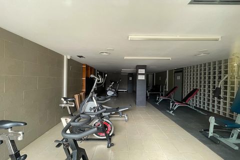 Preciosa y moderna vivienda totalmente equipada con todas las comodidades. Cuenta con una estupenda terraza privada y vistas a la pista de tenis, la piscina comunitaria y la Playa. Es ideal para vacaciones en familia o con amigos. Se encuentra a muy ...