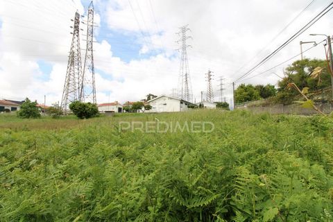 Terreno na cidade da Maia, com 951,50 m2, com viabilidade para construção de 3 moradias geminadas uni ou multifamiliar compostas de cave, rés-do-chão, primeiro piso e recuado Devido à sua grande versatilidade o terreno também tem viabilidade para con...