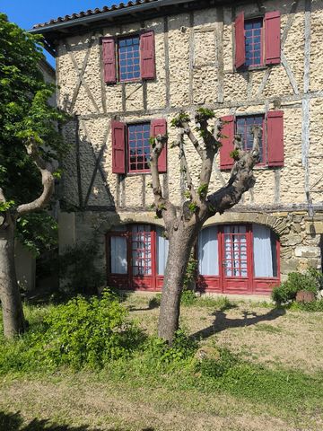 Mirepoix centre , maison de caractère .