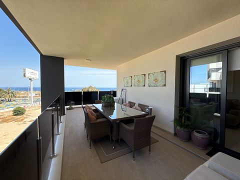 Entre en un mundo de elegancia y confort con este impresionante apartamento de 3 dormitorios y 2 baños, perfectamente situado muy cerca del mar y de la vibrante escena local de bares, restaurantes, tiendas y supermercados. Tanto si busca un elegante ...