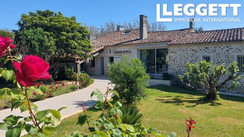 A36809ASO16 - Jolie propriété en pierres avec entrée, séjour, cuisine, 5 chambres, 4 salles de bains, piscine, dépendances, jardin et une magnifiques vues sur la campagne. A seulement 20 min d'Angoulême. Les informations sur les risques auxquels ce b...