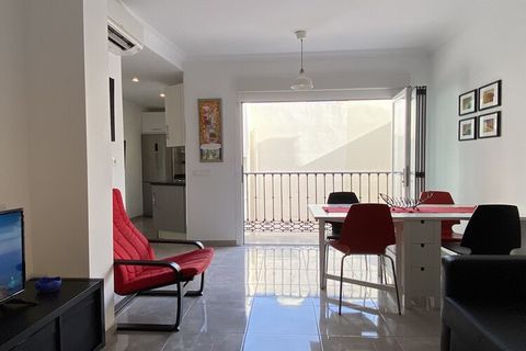 A modern apartment ideal for couples, this holiday home accommodates up to two guests and includes a spacious double bedroom and a single sofa bed in the living area. Located in a traditional Andalusian complex, it features a bright and contemporary ...