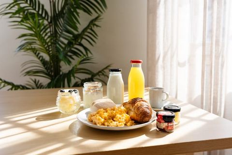 A spacious and stylish apartment, this modern holiday home in Porto comfortably accommodates up to fifteen guests. It features five bedrooms with a mix of three queen-size beds, four single beds, and three double sofa beds, making it ideal for large ...