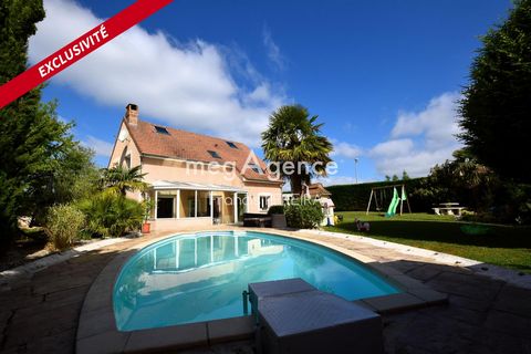 Maison familiale entourée d'un beau jardin avec piscine