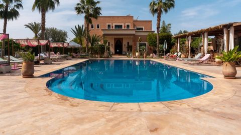 Situada en la carretera de Ouarzazate de Marrakech, esta magnífica villa cuenta con un diseño lujoso y unas instalaciones excepcionales. La villa cuenta con nueve amplias habitaciones, proporcionando espacio suficiente para todas las necesidades de l...