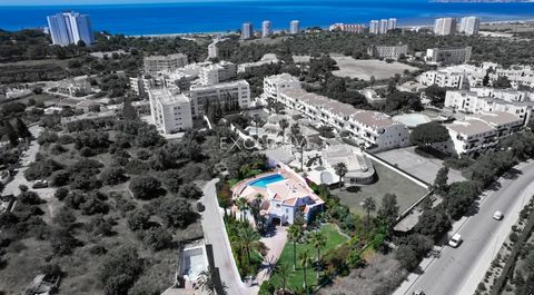 Deze prachtige en goed onderhouden villa ligt in een doodlopende straat, vlakbij het privéziekenhuis van Alvor en op enkele minuten van alle voorzieningen. De villa verwelkomt je met een lichte hal, die leidt naar de grote woonkamer, waar je toegang ...