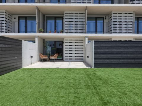 Apartamento T2 com terraço de 124m2 disponível para arrendamento, na Praia da Barra. Este apartamento é composto por um maravilhoso hall de entrada, que lhe dará as boas vindas à sua casa, uma ampla e espaçosa sala de estar e jantar com cozinha em op...