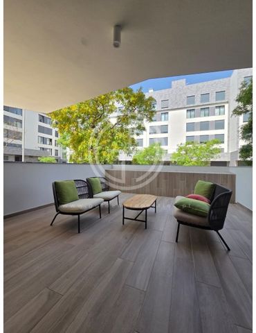 Apartamento T3 novo, para arrendamento, bastante luminoso, composto por três quartos, todos com roupeiros embutidos, um deles em suite, duas casas de banho, uma com banheira e outra com base de duche, sala e cozinha em open space, cozinha totalmente ...