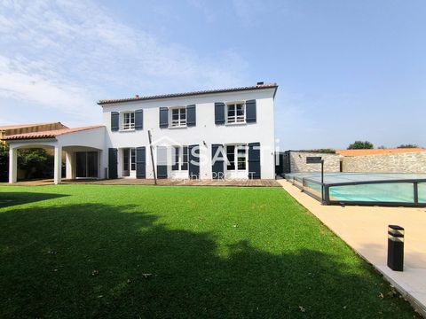 Propriété 3 chambres, bureau, piscine, dépendance.