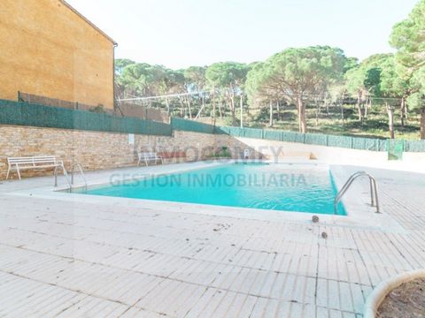 Charmant gerenoveerd appartement met panoramisch uitzicht op zee aan de Costa Brava Dit aantrekkelijke appartement, volledig gerenoveerd met hoogwaardige materialen, ligt op een onovertroffen locatie op slechts 600 meter van het grote strand van Pals...