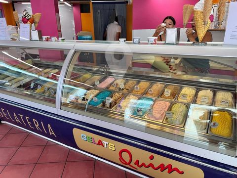 Located in the pedestrian streets of Roses, and on the corner of two streets, this ice cream parlour (also creperie, panini, drinks) is ideally located and very popular. It is a transfer and is sold with all the equipment (freezers, presentation vats...