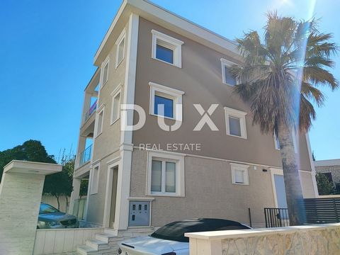 EILAND PAG, NOVALJA, CENTRUM - vrijstaande woning met drie appartementen, zwembad en tuin, KANS. Wij verkopen deze prachtige vrijstaande woning met drie volledig en modern ingerichte appartementen in het centrum van Novalja, op ongeveer honderd meter...