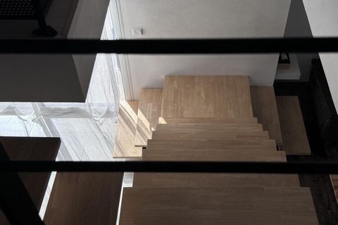 Située à seulement 20 minutes du célèbre circuit des 24 Heures du Mans, cette spacieuse maison de 120 m² offre un havre de paix et de tranquillité, parfaitement équipée, pouvant accueillir jusqu'à 12 personnes. Idéale pour les familles, les groupes d...