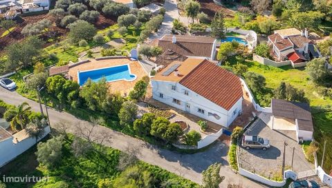 Moradia isolada com 4 quartos, com vistas deslumbrantes para o campo, um jardim muito bem apresentado, incluindo piscina e um espaçoso terraço circundante Situada num bairro tranquilo, e apenas a cinco minutos do centro de São Brás, esta espaçosa mor...
