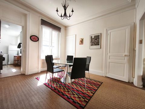 CHARME MOULURES HAUTEUR SOUS PLAFOND ET RANGEMENT
