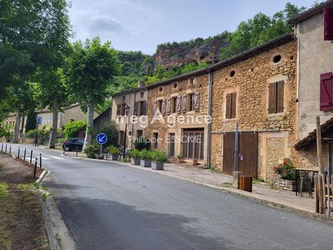 Au pied d'une falaise percée de grottes naturelles