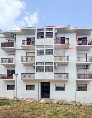 Fantastic 1+1 Bedroom Apartment in Tavira Pleasant 1+1 bedroom apartment, located on the 3rd floor of a quiet and well-maintained building, in a quiet residential area. The property benefits from great natural light throughout the day, creating a com...