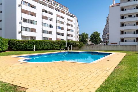 Viver no centro de Albufeira, com a praia a poucos minutos, é possível neste acolhedor e luminoso apartamento T3. Inserido num edifício com piscina, este apartamento remodelado alia conforto a uma localização privilegiada. Apresenta uma distribuição ...