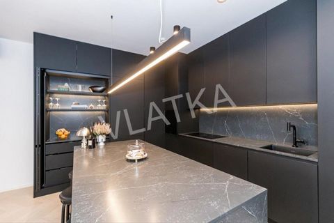 LUXURIOUS 4-ROOM APARTMENT WITH LOGGIA AND 2 GARAGE SPACES (VMD BUILDING) A luxurious 4-room apartment for sale in the VMD complex of new buildings in Charles Darwin Street, in a prime location near shops and public transport. The apartment consists ...