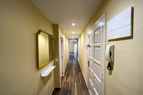 Disfrute de una estancia relajante en este encantador apartamento de 3 dormitorios, perfectamente ubicado a pocos pasos de la playa y del pintoresco paseo marítimo de Blanes. Con impresionantes vistas al mar y al puerto desde el balcón, este refugio ...