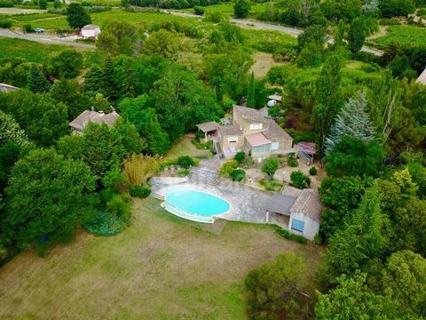 À Vendre - Superbe Propriété de Caractère avec Parc de 3 Hectares à Proximité d'Uzès