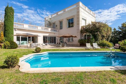 Descubre esta espectacular casa señorial ubicada en el centro de Ocata, El Masnou, una propiedad única con un apartamento independiente y acceso a dos calles con los servicios habituales a tan solo 5 minutos. Su ubicación privilegiada permite disfrut...