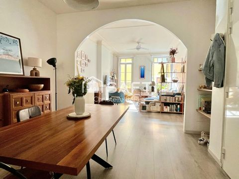 Appartement aux beaux volumes, avec le charme de l’ancien, idéal pour une vie citadine agréable.