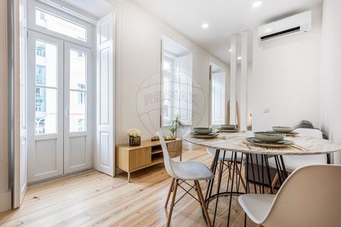 Apartamento T1 Mobilado a Estrear no Coração de Lisboa Design Moderno / Pronto a Habitar / Excelente Localização Bem-vindo ao seu novo lar em Lisboa! Este charmoso apartamento T1, totalmente remodelado e mobilado com elegância, situa-se num prédio co...
