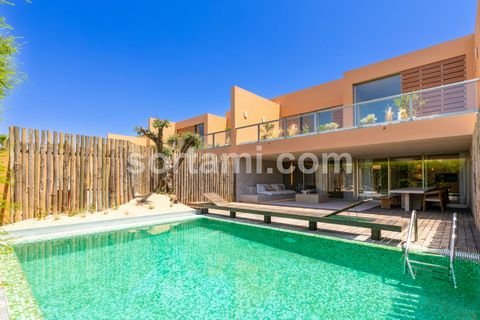 Excelente oportunidade! Esta moradia T3+1 totalmente remodelada, combina luxo, conforto e uma conexão perfeita com a natureza, a poucos minutos da Praia dos Salgados. Com um design contemporâneo, distribui-se por dois pisos amplos e bem planeados. No...