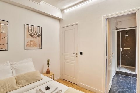 Prachtig appartement met 2 slaapkamers in het hart van Saint-Germain-des-Prés, in een klassiek Haussmanngebouw. Ideaal gelegen, met gemakkelijke toegang tot de meest iconische plekken van Parijs: de Église Saint-Germain, de Notre-Dame, de Seine, Café...