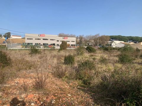 Terreno rustico e urbano, com uma área total de 14.040m2, situado na Merceana, junto à Estrada Nacional nº 9, que liga Torres Vedras a Alenquer, inserido na zona urbanizável do PDM. Terreno plano, com boa exposição solar, bons acessos, situa-se junto...