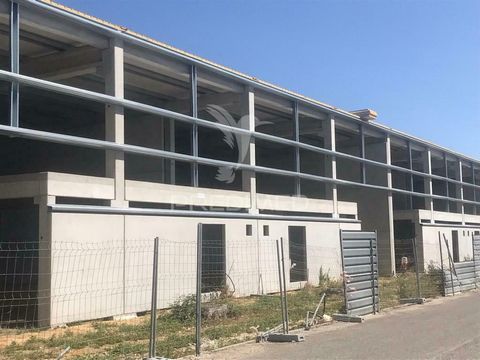 Armazém  com 913 m² , localizado no Bloco C do Núcleo Empresarial de Arruda dos Vinhos, fazem parte de um moderno condomínio fechado na zona industrial da região. O empreendimento integra 25 armazéns, distribuídos pelos lotes C, E e F, num total de 1...