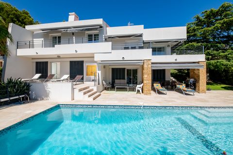 Architect-designed villa with sea view, Bandol – Mediterranean lifestyle & contemporary elegance Perched in a commanding position within one of Bandol’s sought-after residential areas, this architect-designed villa of approximately 235 m2 seamlessly ...