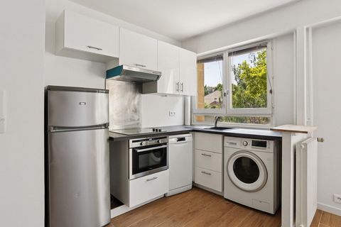 La Maison Mazarin - Daniel de la Roussière est ravi de vous présenter en exclusivité ce charmant appartement de 27,5m2 niché au coeur de Viroflay, dans un environnement privilégié, calme et à proximité immédiate des commodités. Situé au 2ème étage av...