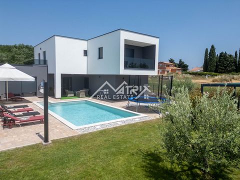 Poreč omgeving – Prachtige moderne villa met zwembad De villa is gelegen op een perceel van 766 m², met een bewoonbare oppervlakte van 178,23 m². Het bestaat uit een begane grond en een bovenverdieping. Bij binnenkomst in de villa via de hoofdingang ...