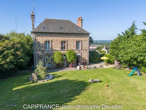 Dpt Orne (61), à vendre DOMFRONT EN POIRAIE maison de maître 8 chambres sur terrain de 1 600 m2