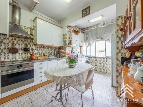 Apartamento T2 localizado em Odivelas. Apresentamos este apartamento como uma excelente oportunidade para quem procura personalizar a sua futura casa ou investir numa zona com grande procura. O apartamento está inserido ao nível do 4º andar em prédio...