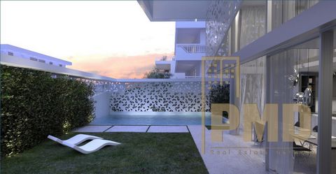 Voula (Central), ground floor duplex of total surface 169,53 sq.m., with exclusive garden use of 165,83 sq.m. It consists of open plan living area, dining room, open plan kitchen with island, 3 bedrooms, 3 bathrooms, 2 parking spaces. Luxurious const...