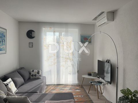 Location: Primorsko-goranska županija, Malinska-Dubašnica, Malinska. Malinska, KRK ISLAND - Beautifully decorated three-room apartment with living room It consists of three bedrooms, an entrance hall, living room with kitchen and dining room, loggia,...