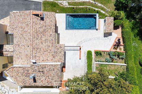 Située sur les hauteurs de Lacroix-Falgarde, à quelques minutes de Toulouse, cette maison résolument atypique propose une surface d'environ 280m2 sur un intime terrain. La spacieuse entrée donne le ton de la rénovation et fait le lien entre les deux ...