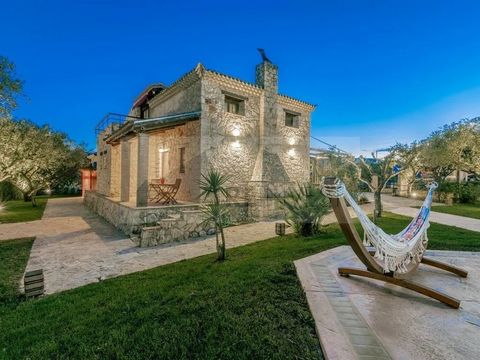 Unieke villa te koop in Arkadi - Kalipado, Zakynthos. Dit mooie huisje is verdeeld over twee niveaus (begane grond en eerste verdieping) met een totale oppervlakte van 200 m² en is gelegen op een perceel van 1.500 m². Het bestaat uit vijf slaapkamers...