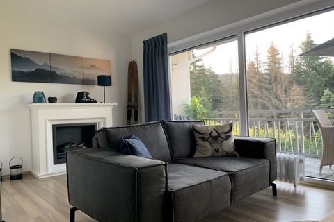 L'appartement a une superficie d'environ 55 m2 et peut accueillir 4 personnes. Il dispose d'un salon confortable avec une cuisine ouverte. Depuis le coin salon, vous avez accès au balcon orienté au sud donnant sur le jardin commun et la forêt au-delà...