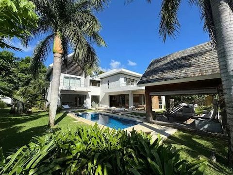In a secure residence in the north of Mauritius, beautiful villa with 4 bedrooms en suite, one on the ground floor. Spacious living room and dining area overlooking a large terrace with stunning views of the garden and pool. Bright and airy living sp...