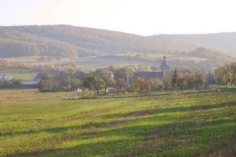 Das kleine und 850-jährige Dorf Hamma liegt im Norden Thüringens am südlichen Rand der „Goldenen Aue“ zwischen Kyffhäuser und Südharz. Diese ehemalige und schon über 300 Jahre alte Wassermühle findet man außerhalb des Ortes inmitten von Bäumen, Wiese...